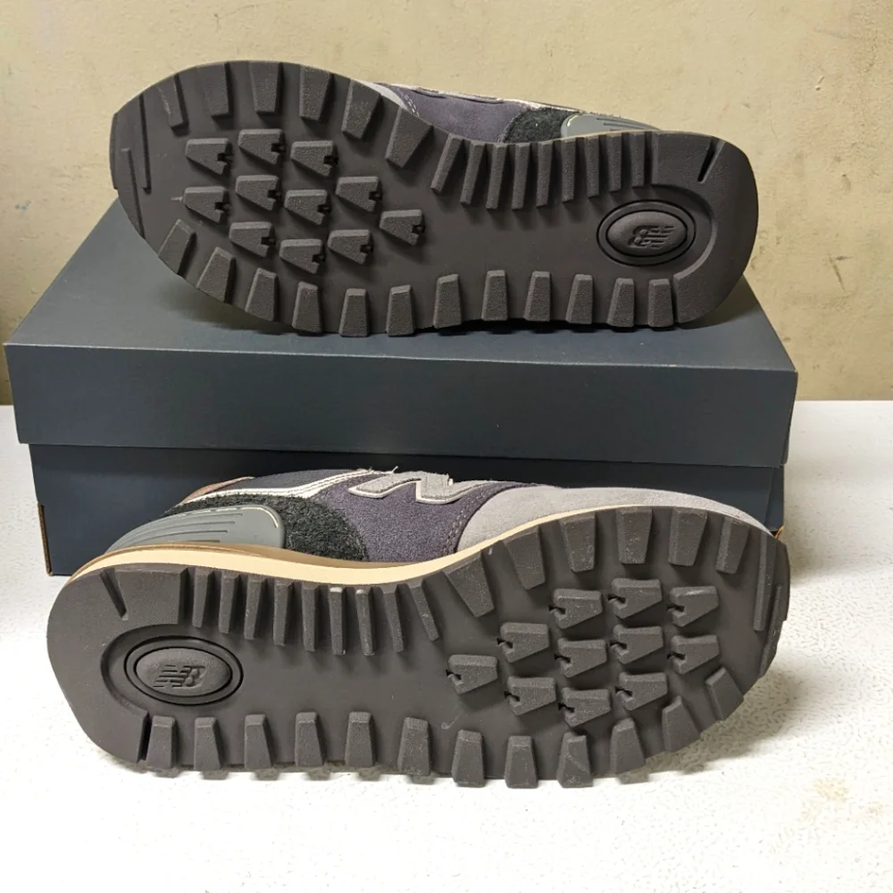 New Balance Men's Gray and Beige Athletic Sneakers